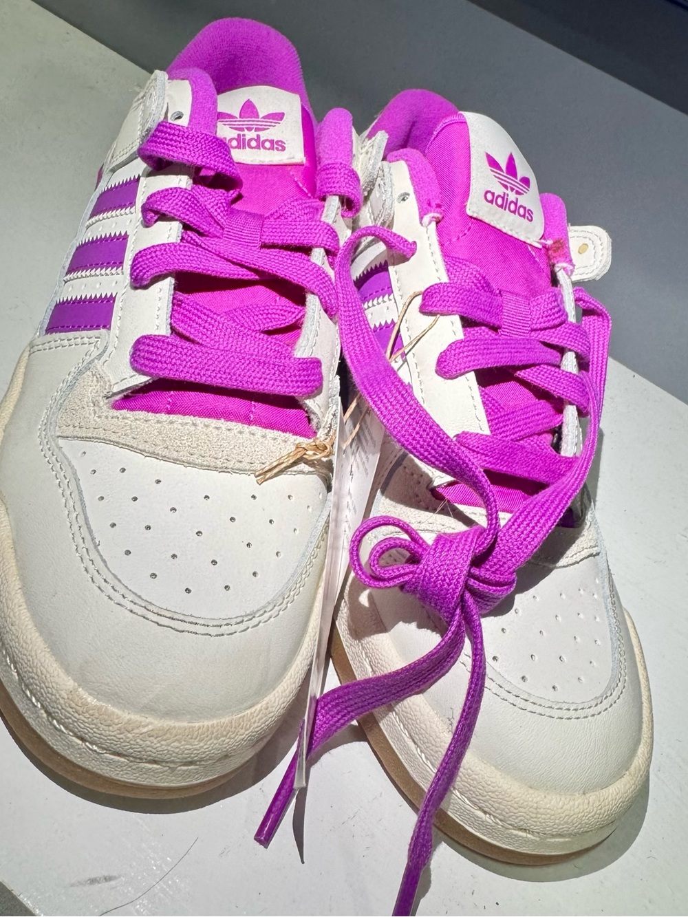 adidas Kids Low-Top Sneakers in Fuchsia and White